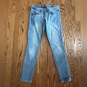 Women’s Light wash Low Rise Jean